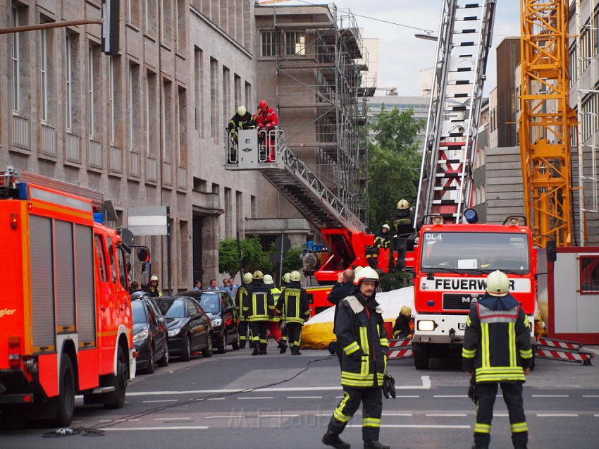 Person auf Baukran Koeln Christophstr P053.JPG